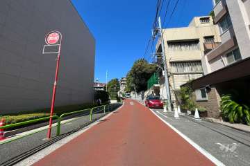 敷地西側の前面道路（南側から）