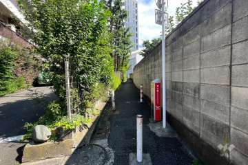 敷地南側の前面通路（西側から）