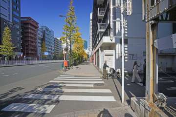 敷地西側の前面道路は麻布通りです（南側から）。