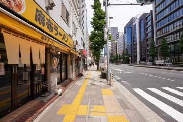 敷地南側の前面道路（西側から）