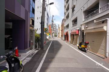 敷地西側の前面道路（南側から）