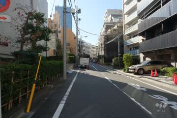 敷地の北西側前面道路（北東側から）