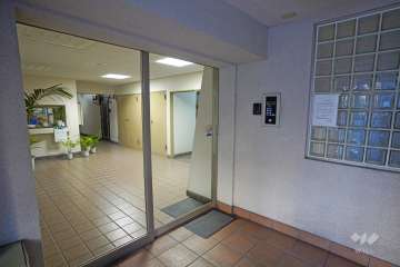 エントランスはオートロック付きです。オートロック