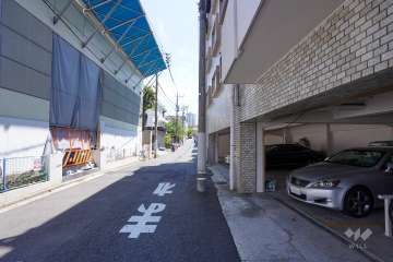 敷地東側の前面道路（北側から）