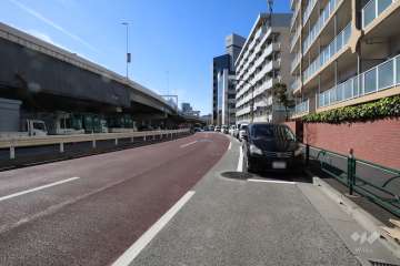 敷地南側の前面道路(東側から)