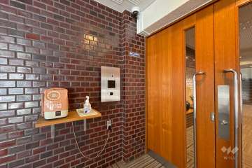 エントランスはオートロック付きです。