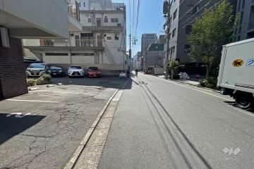 敷地南西側の前面道路（北西側から）