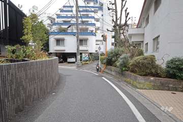 敷地北側の前面道路