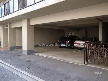 建物1階部分にある敷地内駐車場（平面式）