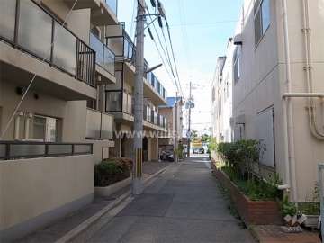 敷地東側の前面道路