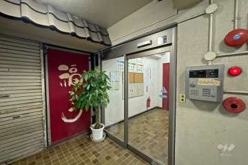 エントランスはオートロック付きです。