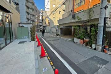 敷地北西側の前面道路（南西側から）
