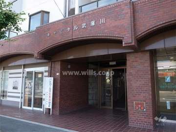 レンガ調タイル張りのエントランス