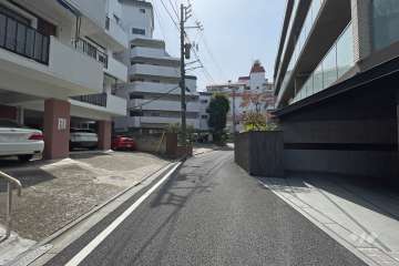 敷地西側の前面道路（北側から）