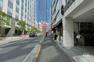 敷地北東側の前面道路（北西側から）