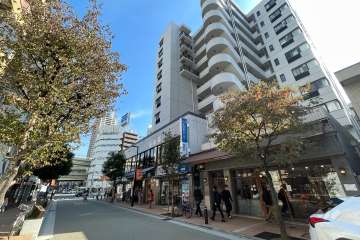 敷地の北側前面道路（西側から）