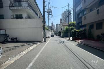 敷地南側の前面道路（西側から）