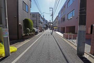 敷地の東側の前面道路（北側から）