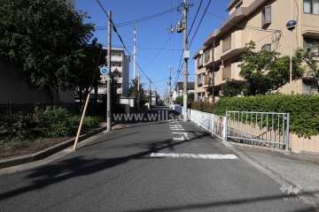 敷地西側の前面道路