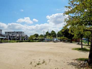敷地の南東側にある『東富松北公園』