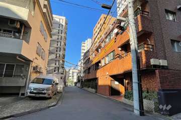 敷地西側の前面道路