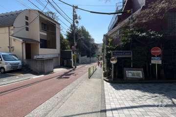 敷地東側の前面道路（北側から）
