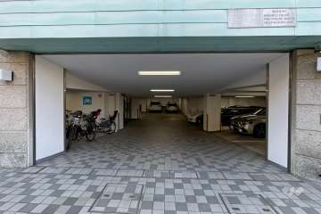 地下駐車場の出入り口