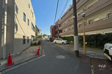 敷地東側の前面道路（北側から）