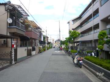 周辺はマンションと一戸建てが混在する区画の整った住宅地です。