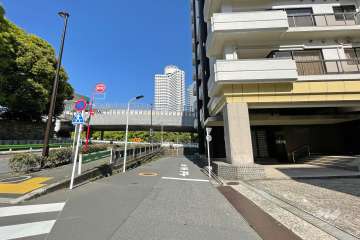 敷地北側の前面道路（西側から）
