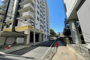 敷地東側の前面道路（南側から）