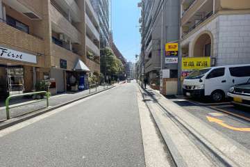 敷地西側の前面道路