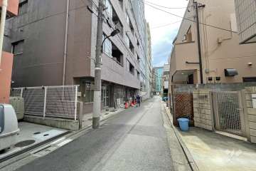 敷地西側の前面道路（北側から）