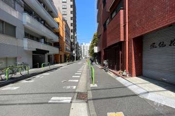 敷地西側の前面道路