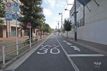 敷地西側の前面道路(北側から)