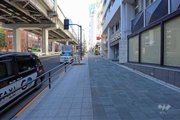 敷地南東側の前面道路（北東側から）