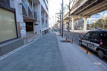 敷地南東側の前面道路（南西側から）