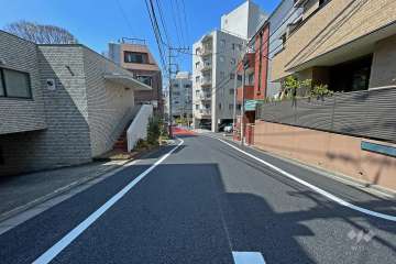 敷地北側の前面道路（東側から）