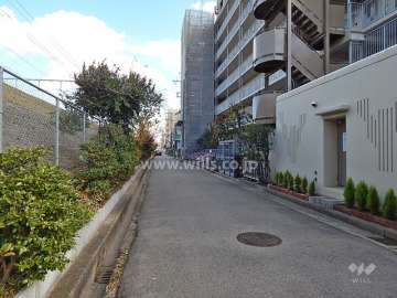 敷地北側の前面道路。道を挟んでJR東海道本線が走っています。