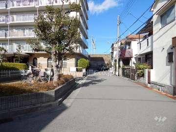 敷地東側の前面道路