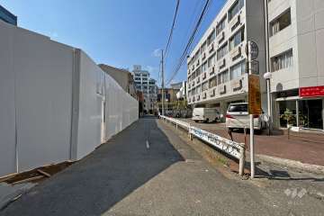 敷地の南西側前面道路（南東側から）