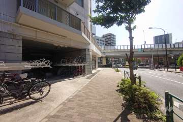 敷地西側の前面道路