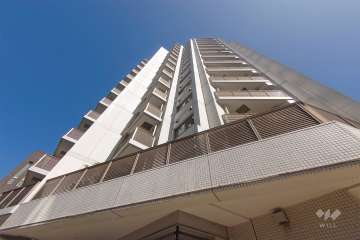 レグノラフィネ南青山の外観（西側から）