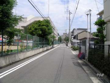 敷地北側の道路。道を挟んで向かい側は市立竹谷幼稚園です。