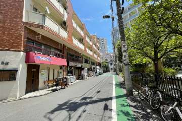 敷地西側の前面道路