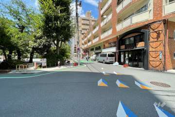 敷地西側の前面道路