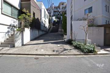 敷地北側の前面道路（西側から）(A棟)