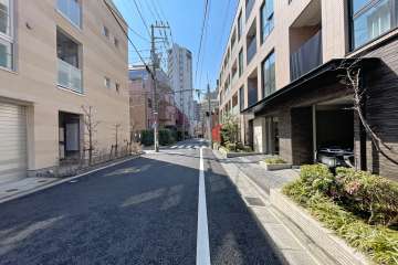 敷地東側の前面道路（北側から）
