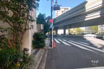 敷地北東側前面道路は六本木通りに近接しています。