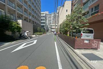 敷地南西側の前面道路（南東側から）